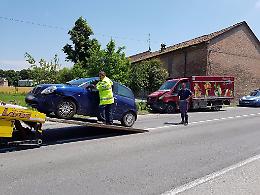 Carambola tra furgone e  automobili, due donne ferite
