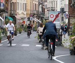 "Stop alle bici nelle aree pedonali"