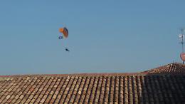 Sorvola la città con il parapendio, denunciato
