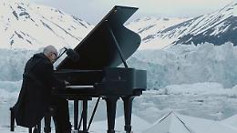 Artico, un pianoforte tra i ghiacci: Einaudi incanta per Greenpeace