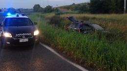 Fuggono al controllo stradale, ma finiscono fuori strada