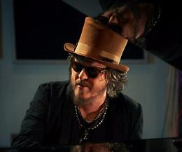 E' online il video di "13 buone ragioni", il video del singolo di Zucchero, estratto dall'album "Black Cat"