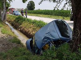 Auto finisce contro pianta, due ragazze all'ospedale