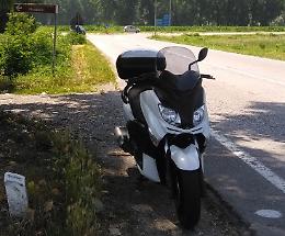 Con lo scooter sotto al camion, ferito un cremonese