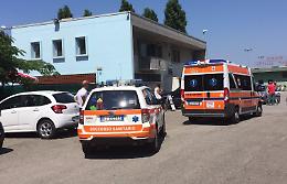 Bambino salvato in piscina dagli assistenti bagnanti