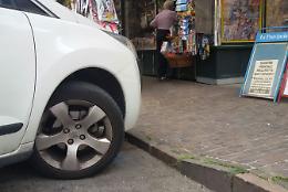 Posteggio davanti alla rampa per disabili