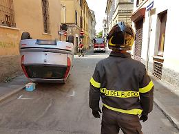 Auto ribaltata in via Milazzo, in due all'ospedale
