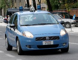 Calci all'auto della polizia, arrestato immigrato 22enne