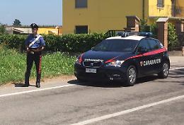 Investe pedone e fugge in auto