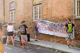 Il presidio dei centri sociali davanti al Tribunale