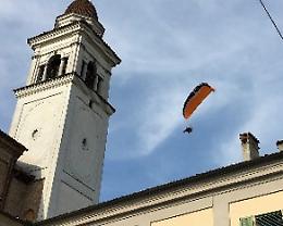 Nuova sfida del pirata dell'aria, vola su polizia e carabinieri