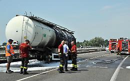 Cisterna in fiamme sul ponte, chiusa la tangenziale