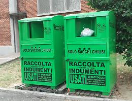 Cassonetti con 'antifurto' per gli abiti usati Caritas