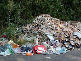 Enorme discarica lungo il canale, residenti della Cava insorgono