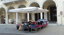Via il furgone degli ambulanti, il banco rimane fino a sera