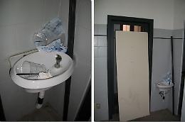 Raid vandalico nei bagni pubblici