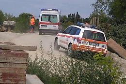 Si ribalta l'escavatore, operaio 53enne in ospedale