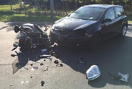 Scontro scooter-auto, 33enne in ospedale