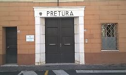 'Scuola, piove dal tetto e manca un bagno'