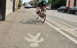 'Stop ai ciclisti sul marciapiede'