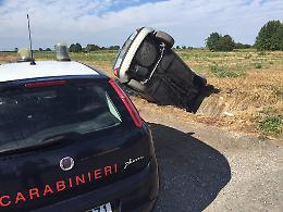 Urta la ruota di un trattore e finisce fuori strada