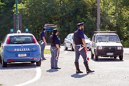 Controlli della polizia in via Milano