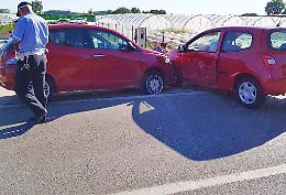Sorpasso azzardato, scontro tra due auto