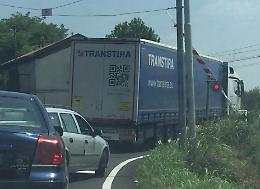 Bloccato tra le sbarre del passaggio ferroviario