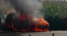 Schianto sulla Paullese e l'auto prende fuoco