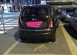 Auto nel parcheggio dei disabili, il sindaco: 'Querelo Sinigaglia'