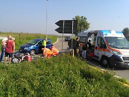 Scontro tra scooter e auto, paura per due persone