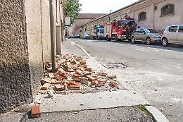 Crollano calcinacci, nessun ferito