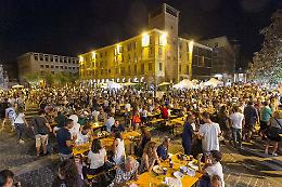 Grande cuore in piazza. Folla alla cena solidale