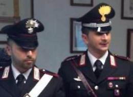 Aggredisce i carabinieri, preso
