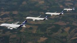 Airbus, quattro giganti dei cieli volano allineati: il decollo sincronizzato