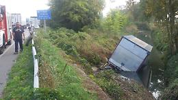 Fuori strada in tangenziale, camion finisce nel fosso