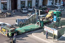 La posa del 'super violino' sul piazzale della stazione