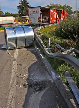 Il coil precipitato sulla strada alla rotonda della Paullese