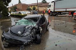 Si schianta con l'auto contro un Tir, 22enne miracolato