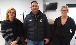 Cani e bimbi insieme in classe alle elementari