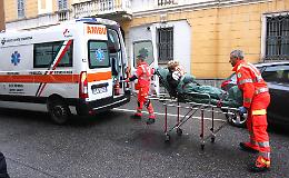 Cade dalla bici e batte  testa e viso,  paura in via del Sale