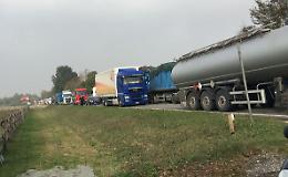 Rissa sulla via Mantova, due feriti: lunghe code e traffico in tilt