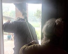 Ladri in casa, 80enne li caccia a scopate in testa