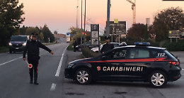Controlli dei carabinieri, Bmw in fuga