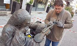 Riparata la statua di Stradivari in corso Garibaldi