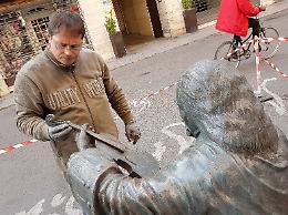 La riparazione della statua di Stradivari