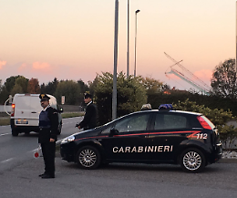 Lacci azzurri sui cancelli, allarme: si teme siano segnali dei ladri