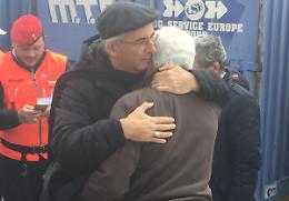 Sisma, l'abbraccio del vescovo alla 'sua' gente