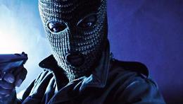 Irruzione con 'pistola' e maschera, ma era una finta rapina