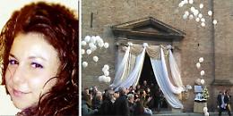 Fiori bianchi e palloncini, l'addio commosso a Margherita